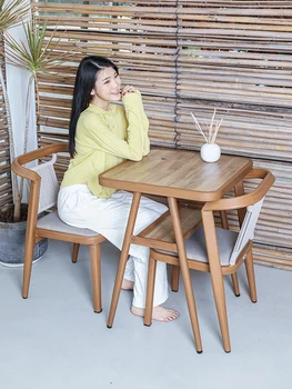 Varanda com mesa e cadeira de três peças de conjunto simples e moderno, a luz de luxo de lazer, varanda, mesa de chá e uma cadeira